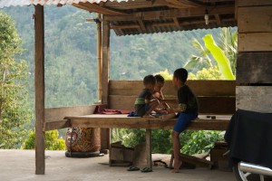 Kinder spielen in Bali