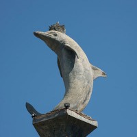 Steinstatue Delphin