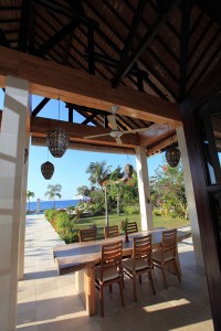 Auf der überdachten Terrasse des Ferien in Bali Sie Ihr Mittagessen genießen.