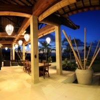 Genießen Sie den Abend auf der Terrasse in Bali