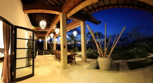 Genießen Sie den Abend auf der Terrasse in Bali
