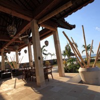 Die Villa verfügt über eine Terrasse mit Blick auf die Bali Meer