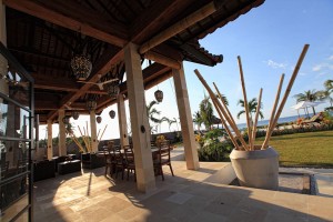 Die Villa verfügt über eine Terrasse mit Blick auf die Bali Meer