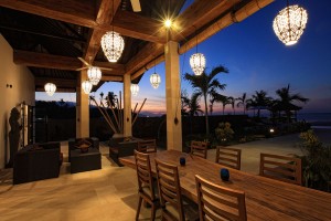 Auf der Terrasse genießen Sie den Abend in Bali