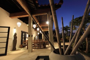 Von der Terrasse der Ferienvilla in Bali in der Nacht.