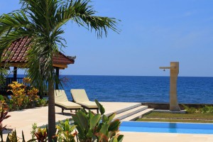 Ein Blick auf das Meer an der Pool