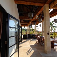 Die überdachte Terrasse der Villa in Bali mit Blick aufs Meer