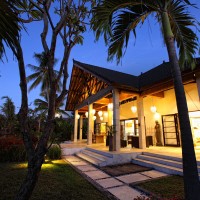 Nachts de Villa in Bali ist wunderschön beleuchtet
