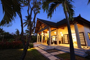 Nachts de Villa in Bali ist wunderschön beleuchtet