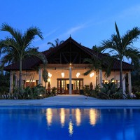 Frontansicht der Villa in Bali in der Nacht