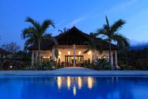 Frontansicht der Villa in Bali in der Nacht