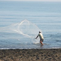 Mann mit Fischernetz