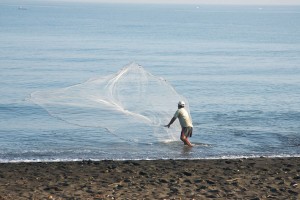 Mann mit Fischernetz