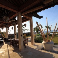 Die sonnige Terrasse der Ferienvilla in Bali