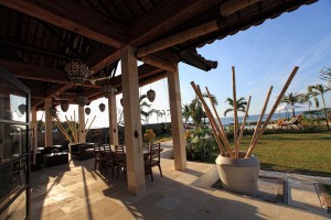 Die sonnige Terrasse der Ferienvilla in Bali