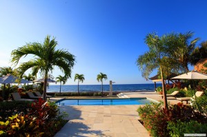 Pool und Bali Meer